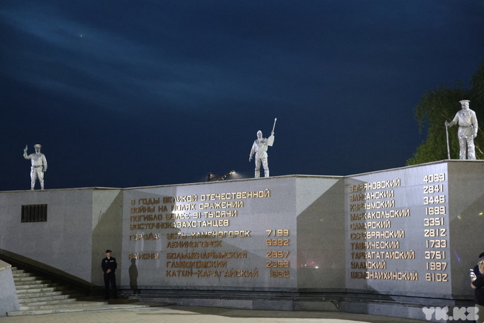 Усть-Каменогорске у Мемориала Славы вечером 9 мая зажгли свечи